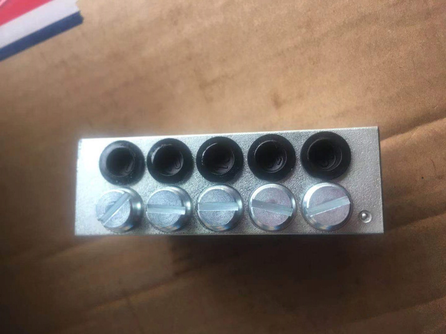 徐工952摊铺机黄油分配阀